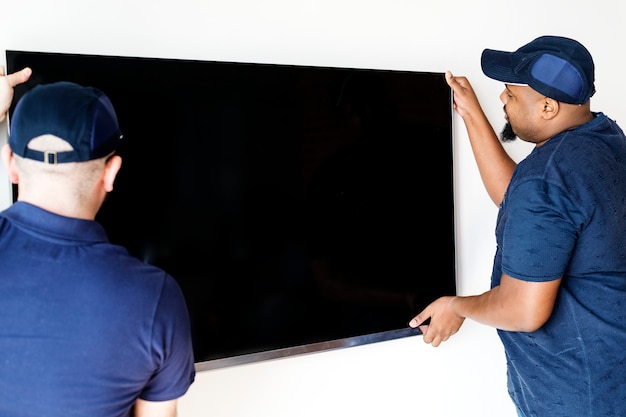 Turnkey vs. Design-Bid-Build Digital Signage Solutions